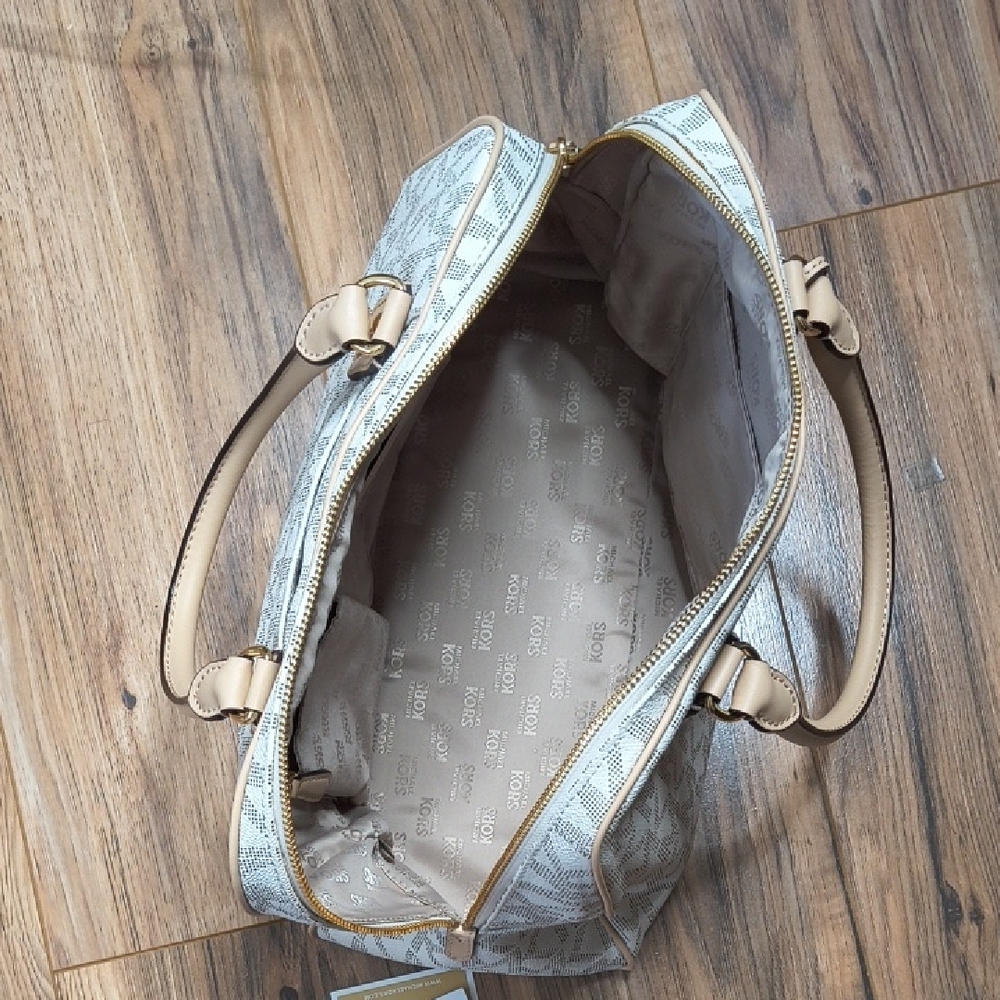 Michael Kors Beige Shoulder Bag - Picture 11 of 17
